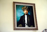 Mahkota saat dipakai Sultan Ternate yang terakhir, Sultan Mudaffar Syah, rambutnya tampak lebih pendek (Wahyu/detikTravel)