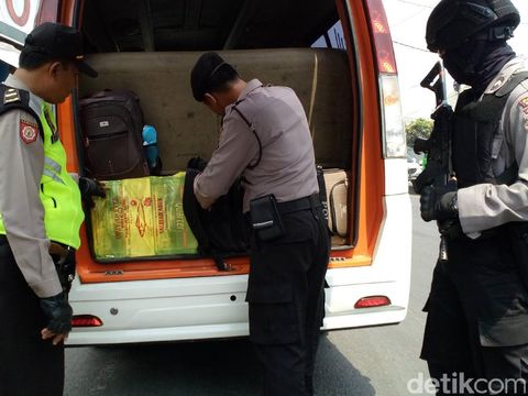 Polisi Sweeping Bus dan Travel di Mojokerto/