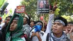 Massa Bela Rohingya Terobos Kawat Berduri