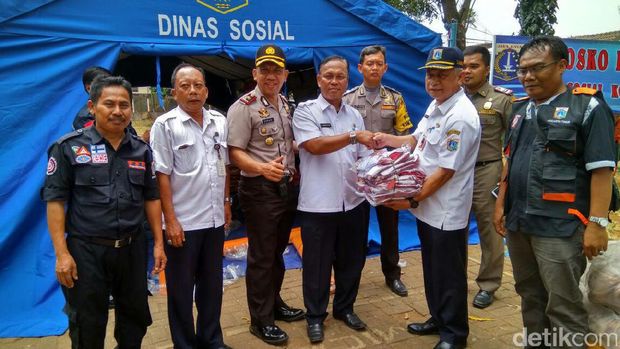 Dapur umum di bangun untuk korban kebakaran di Asrama Polisi Pulogadung.