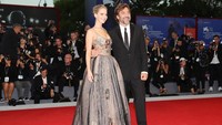 Jennifer Lawrence hadir bersama lawan mainnya di Mother, Javier Bardiem. Foto: Vittorio Zunino Celotto/Getty Images