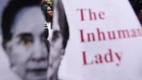 Peserta aksi juga membawa foto pemimpin Myanmar, Aung San Su Kyi dengan tulisan the inhuman lady (Foto: ANTARA FOTO/Akbar Nugroho Gumay)