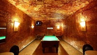 Coober Pedy, Australia. Inilah The Desert Cave Hotel yang berada di bawah tanah. Terlihat cukup menyeramkan untuk sekadar tidur di dalamnya bukan. Berjarak sekitar 949 kilometer sebelah utara Adelaide, kota pertambangan di tepi Gurun Victoria Besar (Dok. CNN)