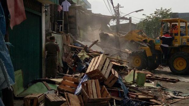 Ada 50 kios liar ditertibkan.