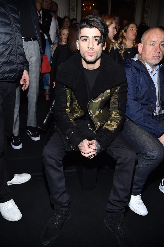 Zayn Malik hadir sebagai front row fashion show Balmain Fall/Winter 2018 di Paris Fashion Week mengenakan jaket dari koleksi rumah mode Paris tersebut. Kehadirannya tak lain untuk mendukung Gigi Hadid sang kekasih sebagai model di runway. Foto: Dok. Getty Images