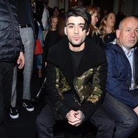 Zayn Malik hadir sebagai front row fashion show Balmain Fall/Winter 2018 di Paris Fashion Week mengenakan jaket dari koleksi rumah mode Paris tersebut. Kehadirannya tak lain untuk mendukung Gigi Hadid sang kekasih sebagai model di runway. Foto: Dok. Getty Images