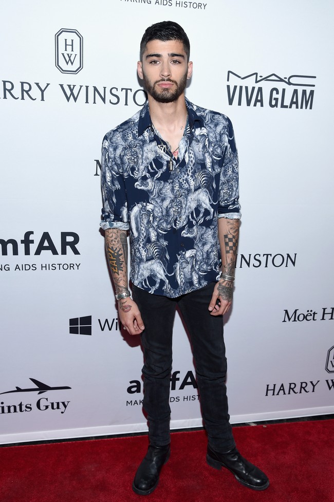 Zayn Malik memakai kemeja yang dipenuhi motif binatang dari Louis Vuitton. Foto: Dok. Getty Images