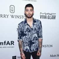 Zayn Malik memakai kemeja yang dipenuhi motif binatang dari Louis Vuitton. Foto: Dok. Getty Images