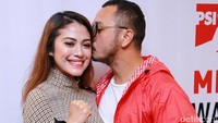 Ia pun mencium sang istri usai resmi bergabung dengan PSI dan mendaftar sebagai Calon Legislatif.