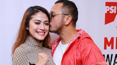 Terjun di Dunia Politik, Giring Nidji Cium Istri