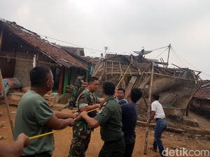 Prajurit Robohkan Gubuk Miring Mak Cacih untuk Dibangun Kembali