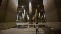 Metropolitan Area Outer Underground Discharge Channel, Tokyo, Jepang. Dibangun 21 meter di bawah tanah, ada tanki air bertekanan tingginya yang terlihat seperti katedral beton. Menampilkan 59 pilar seberat 500 ton, dibutuhkan waktu 13 tahun untuk membangunnya. Bila tidak digunakan untuk mencegah banjir di Tokyo, akan ada tur tiga kali dalam sehari (Dok. CNN)