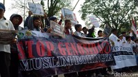 Demonstran membawa berbagai spanduk dan poster berisi kecaman.