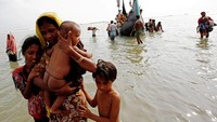 Warga Rohingya mengarungi lautan untuk dapat melarikan diri dari kekejaman junta militer Myanmar. REUTERS/Mohammad Ponir Hossain.