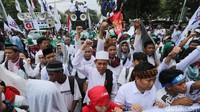Massa mendesak pemerintah Myanmar mengakhiri kekerasan terhadap muslim Rohingya di Rakhine.