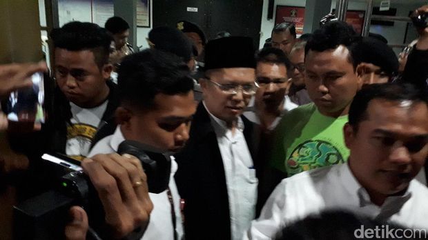 Ustaz Alfian Tanjung saat hendak dibawa ke mobil polisi