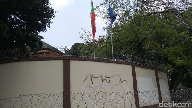 Terobos Kawat Berduri, Massa Minta Bendera Myanmar Diturunkan