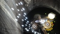 Turda salt mine, Romania. 450 kilometer barat laut Bucharest di Transylvania, Salina Turda dikenal karena pertambangan bawah tanah sejak periode Romawi. Garamnya memberi banyak kekayaan pada raja-raja Hungaria dan Kaisar Habsburg. Namun sejak penambangan berhenti pada tahun 1932, tambang itu digunakan sebagai tempat berlindung saat Perang Dunia II pecah sebagai pusat penyimpanan keju dan sekarang sebagai taman bawah tanah yang menampilkan mini golf, bowling, hingga danau buatan manusia (Dok. CNN)