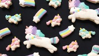 Jika macaron biasanya berbentuk bulat, macaron yang satu ini justru dibuat sangat mirip dengan wujud asli unicorn dengan warna yang cantik.