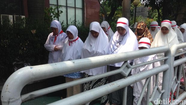 Massa Aksi Solidaritas Rohingya salat zuhur di trotoar.