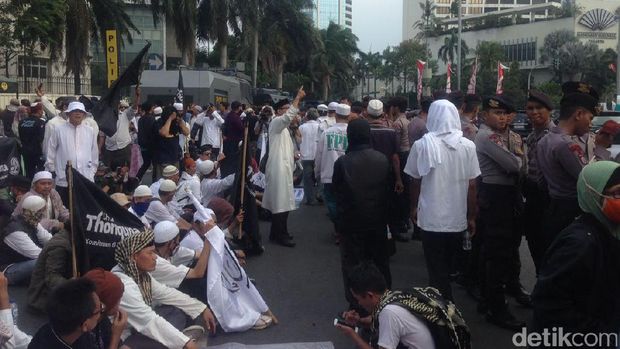 Sebagian massa bertahan di Bundaran HI.