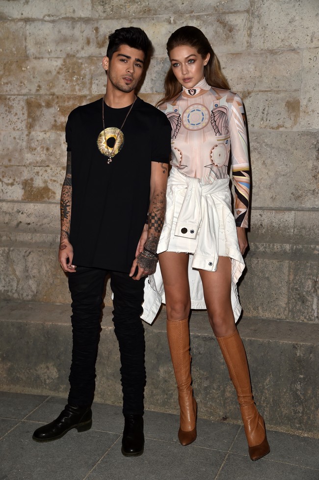 Zayn Malik datang bersama Gigi Hadid untuk menyaksikan fashion show Givenchy di Paris Fashion Week bulan Oktober kemarin. Keduanya tampil senada, sama-sama memakai busana dari Givenchy. Foto: Dok. Getty Images