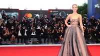 Jennifer Lawrence tampil anggun dengan gaun yang dikenakannya. Foto: Vittorio Zunino Celotto/Getty Images