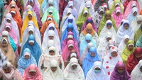 Sejumlah siswa mengikuti Salat Ghaib untuk mendoakan umat muslim Rohingya, Myanmar pada aksi peduli Rohingya di SMK Muhammadiyah 1 Prambanan, Klaten, Jawa Tengah, Selasa (5/9). Selain melakukan Salat Ghaib para siswa juga melakukan aksi penggalangan dana secara sukarela yang selanjutkan akan disalurkan melalui penyelenggara donasi untuk diberikan kepada warga Rohingya di Myanmar (Foto: ANTARA FOTO/Aloysius Jarot Nugroho)