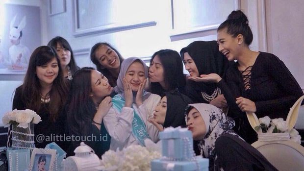 Foto: Gaya Hijab Simpel Laudya Cynthia Bella Saat Bridal Shower