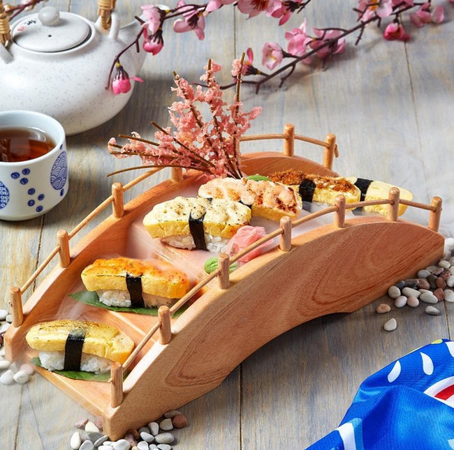 Tangga, Bianglala hingga Jembatan Jadi Tempat Menyajikan Sushi yang Kekinian