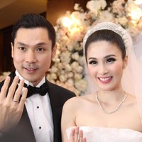 Sandra Dewi, makeup artist Adi Adrian. Foto: Ismail/detikHOT