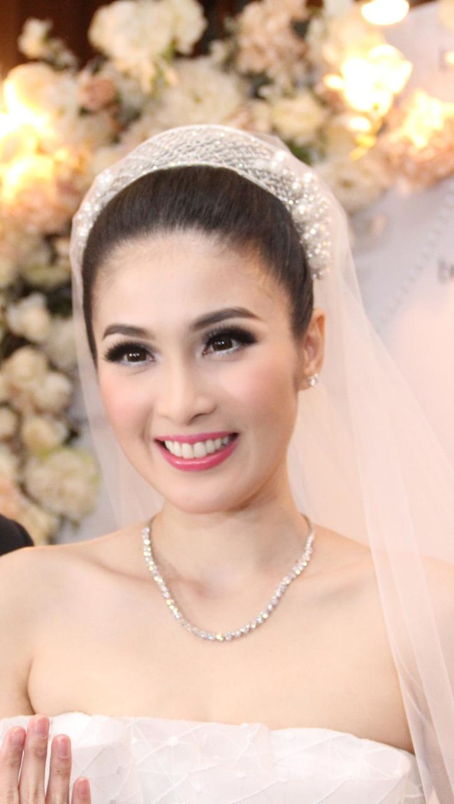Sandra Dewi, makeup artist Adi Adrian. Foto: Ismail/detikHOT