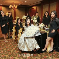 Pesta bridal shower Nina Zatulini ini bukan diadakan oleh para sahabat calon pengantin. Justru calon mempelai pria lah, Chandra Tauphan yang berinisiatif membuat kejutan. Chandra mengundang sahabat-sahabat Nina untuk ikut memberikan kejutan pesta lajang di Mercantile Athletic Club, Jakarta. Sebuah pesta lajang bertema elegan pun berlangsung untuk Nina. Foto: Dok. Mindfolk Wedding