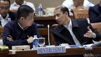Dalam rapat ini, Jonan didampingi oleh Wakil Menteri ESDM Arcandra Tahar, jajaran eselon I Kementerian ESDM, dan direksi PT Pertamina (Persero).