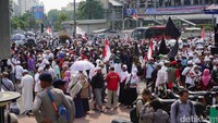 Massa sebelumnya bergerak menuju Kedubes Myanmar melalui Jalan Sutan Syahrir. (Foto: Ibnu Hariyanto/detikcom)