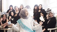 Terlihat Bella tengah memakai kain bertuliskan Wanita Terpinang. Dok. Instagram/shireensungkar
