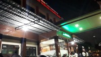 Alfian yang sempat dititipkan penahanannya di Polda Jatim mulai meninggalkan gedung Ditreskrimum Polda Jatim pada Rabu (6/9) pukul 21.00 WIB. Foto: Rois Jajeli