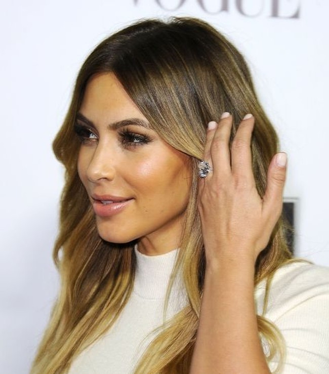 Kim Kardshian mendapatkan cincinnya dari Kanye West setelah ia dilamar di sebuah stadium dengan orkestra dan banyak lilin yang spesial disiapkan oleh sang rapper. Sebagai hadiahnya, Kim menerima cincin berlian 15 karat seharga US$ 8 juta atau Rp 106 miliar.