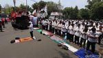 Pendemo Salat di Depan Kedubes Myanmar