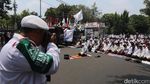 Pendemo Salat di Depan Kedubes Myanmar