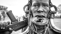 Piringan di bibir, ternyata sudah menjadi simbol kecantikan sekaligus kedewasaan bagi wanita Suku Mursi sejak ratusan tahun lamanya (CNN Travel)