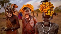 Para wanita yang hendak dimasukan piring ke dalam bibirnya harus berusia 15-17 tahun atau sudah mengalami masa puberitas. Nantinya bibir si gadis akan dilubangi terlebih dulu di bagian bawahnya(Carl de Souza/AFP)
