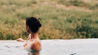 Pekerjaan Rhiannon pun membawanya traveling sampai Afrika Selatan. Ini foto saat Rhiannon berendam di penginapan dengan latar alam liar (@inbedwith.me/Instagram)