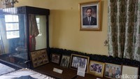 Di bangunan ini, ada beragam benda-benda dan foto peninggalan dari Sultan Ternate yang terakhir, Sultan Mudaffar Syah II. Ada foto-foto kenangan sampai baju kebesaran raja (Wahyu/detikTravel)