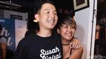 Kompaknya Ernest Prakasa dan Istri Tampil Serba Hitam