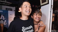Ternyata Ernest tidak sendiri membuat film bertajuk susah Sinyal. Ia pun mengajak sang istri, Meira Anastasia. Pool/Noel/detikFoto.