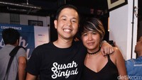 Komika berdarah Tionghoa itu tampak serasi berbusana hitam-hitam dengan sang istri. Pool/Noel/detikFoto.