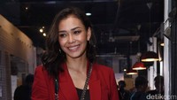 Ia terlihat manis menawan dengan blazer merahnya tersebut. Pool/Hanif Hawari/detikFoto.