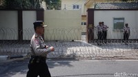 Selain itu, sejumlah jalan akses menuju kedutaan sudat ditutup untuk lalu-lintas.