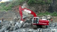 Kapasitas bagian depan ekskavator atau bucket capacity mencapai 0,8 meter kubik dengan kemampuan galian 6,3 meter. (Dok. Instagram PT Pindad)